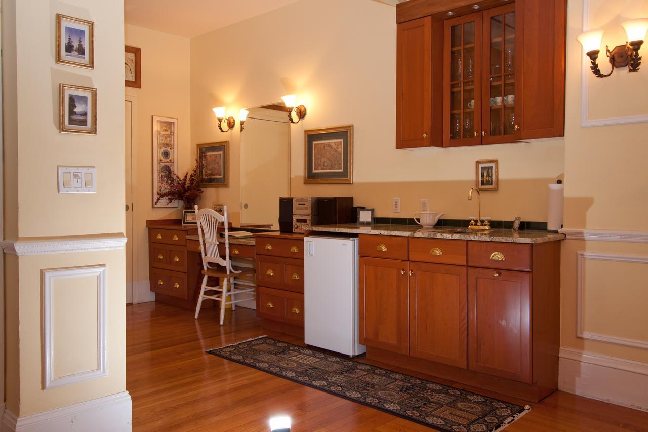 Bed and Breakfast The Gryphon House Бостон Экстерьер фото