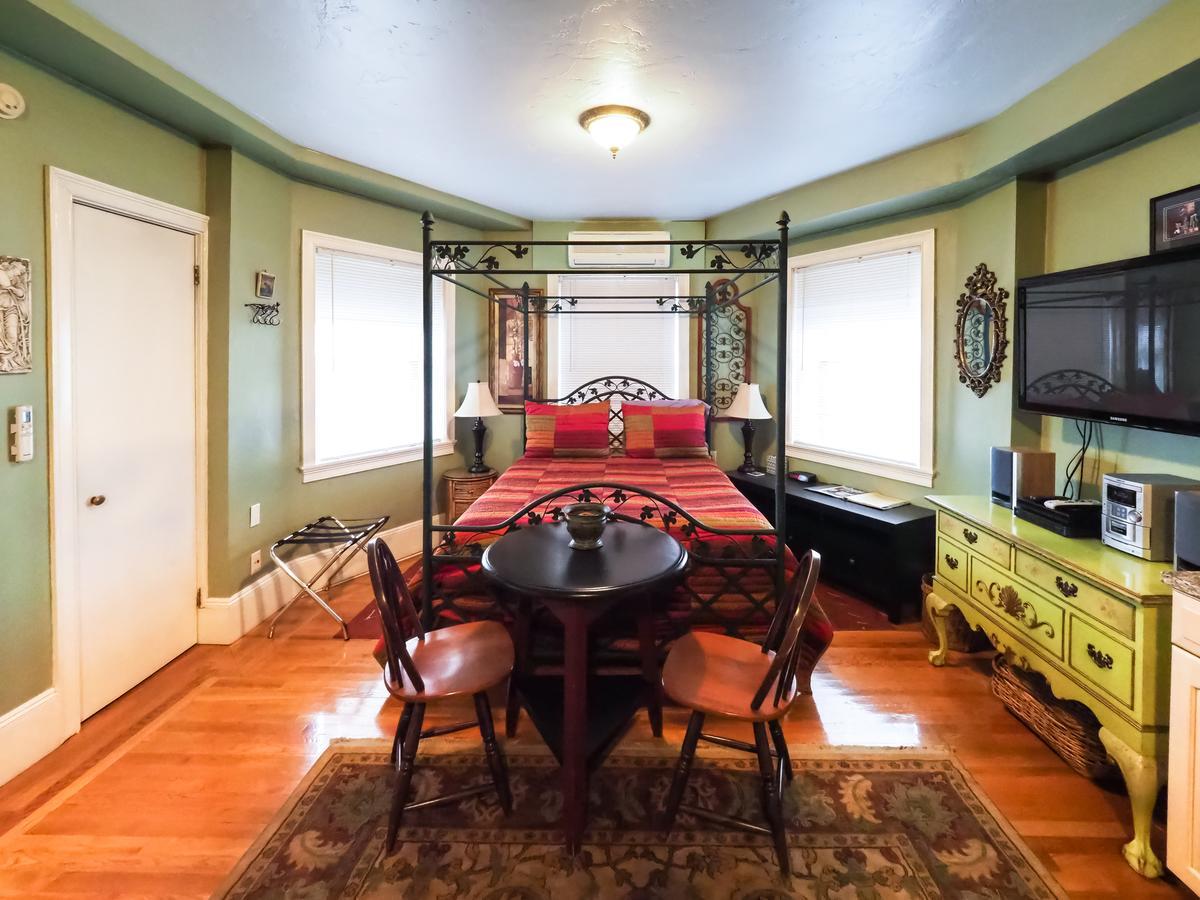 Bed and Breakfast The Gryphon House Бостон Экстерьер фото