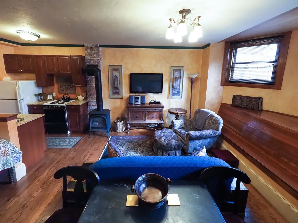 Bed and Breakfast The Gryphon House Бостон Экстерьер фото